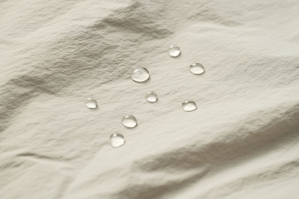 撥水性のあるナイロンを表地に使うことで、小雨でも対応可能