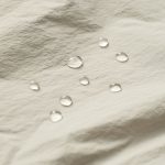 撥水性のあるナイロンを表地に使うことで、小雨でも対応可能