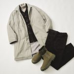 こちらで用いたのはコーディロイのセットアップ。インナーにタートルのニットとブーツを使い、同系色のグラデーションにすることで一体感を演出し、ドレスよりの上品なスタイルに