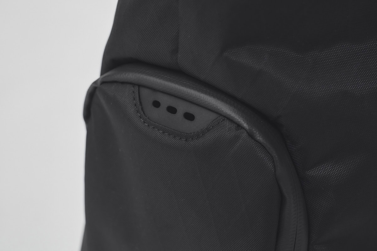 シューズコンパートメントにはベンチレーションも備えている