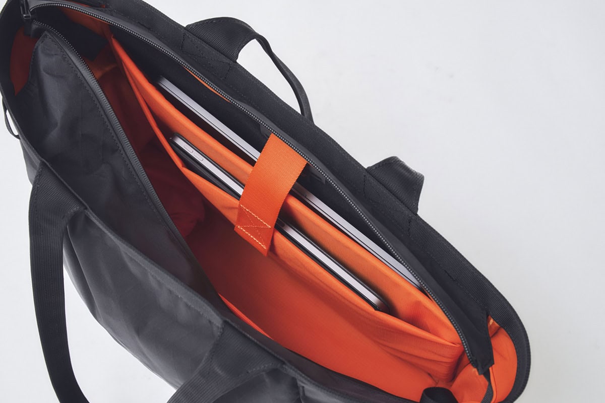 2層のパッド入りポケットが用意