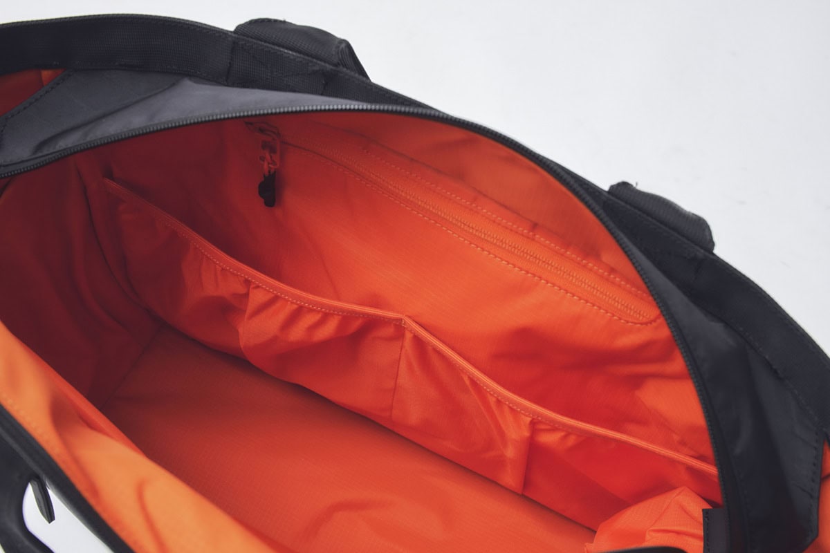 鮮やかなオレンジカラー