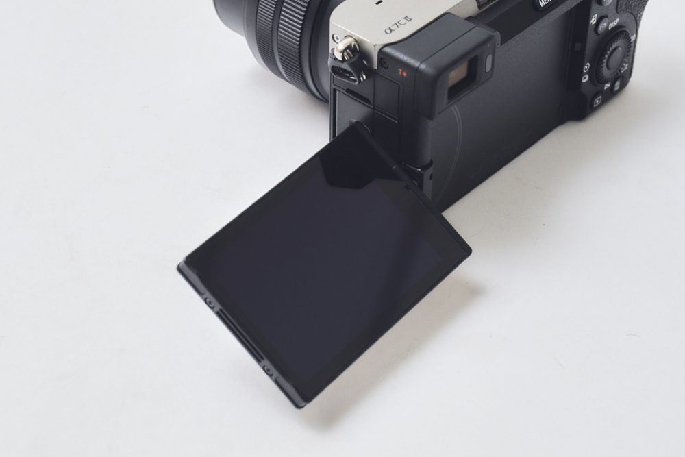 液晶モニターは角度を自由に調節できるバリアングル仕様