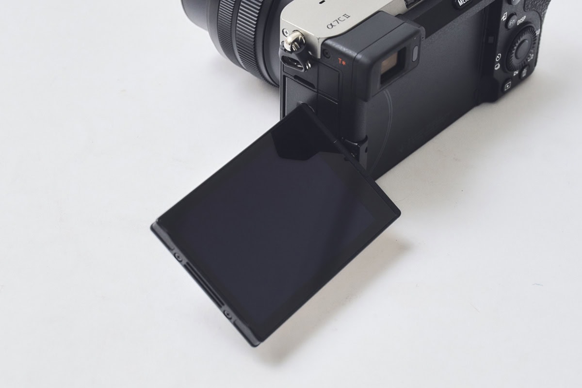 晶モニターは角度を自由に調節できるバリアングル仕様