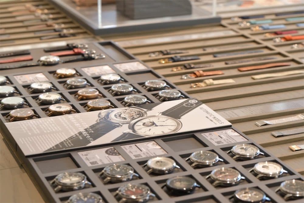 数多くの時計が並ぶ