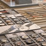 数多くの時計が並ぶ