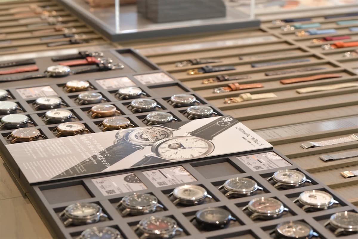 数多くの時計が並ぶ