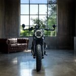 フラットなハンドルバー＆バーエンドミラーの組み合わせもスタイリッシュ