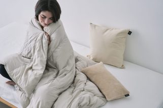 【タイオンの最強ダウンが布団に!?】収納するとクッションに激変!800FP「着る布団」ルームダウンシリーズ誕生