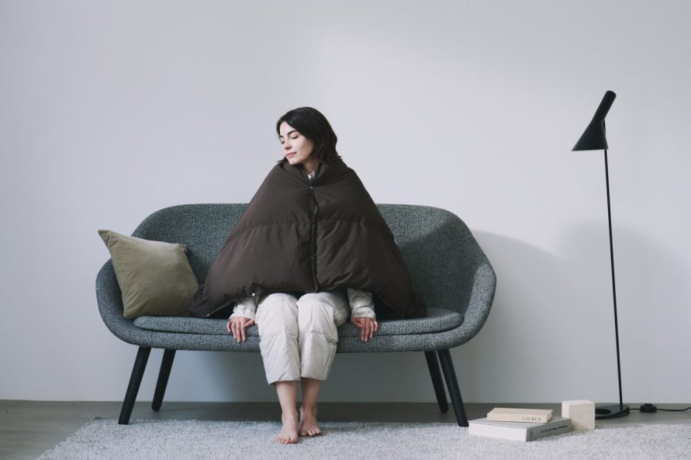 タイオン「DOWN COMFORTER with Cushion ブランケット」￥9,900／H105×W143㎝／800FP／6色展開