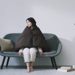 タイオン「DOWN COMFORTER with Cushion ブランケット」￥9,900／H105×W143㎝／800FP／6色展開