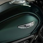 新色のエメラルド・グリーンがスクランブラーを象徴するティアドロップ型燃料タンクのラインを強調