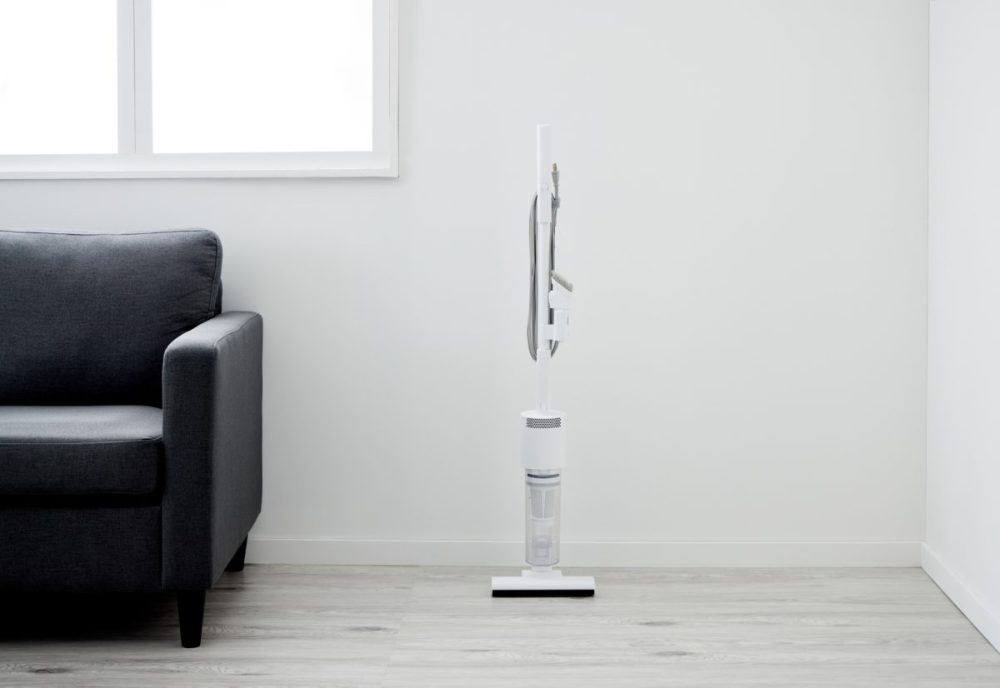 インテリアを邪魔しないオールホワイトのミニマルデザイン。自立するので、リビングの隅やソファ横など、好きな場所に「見せ置き」できます