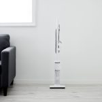 インテリアを邪魔しないオールホワイトのミニマルデザイン。自立するので、リビングの隅やソファ横など、好きな場所に「見せ置き」できます