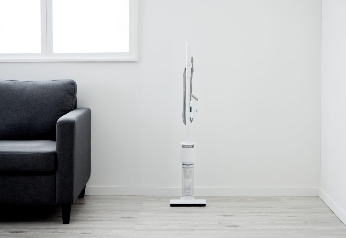 インテリアを邪魔しないオールホワイトのミニマルデザイン。自立するので、リビングの隅やソファ横など、好きな場所に「見せ置き」できます