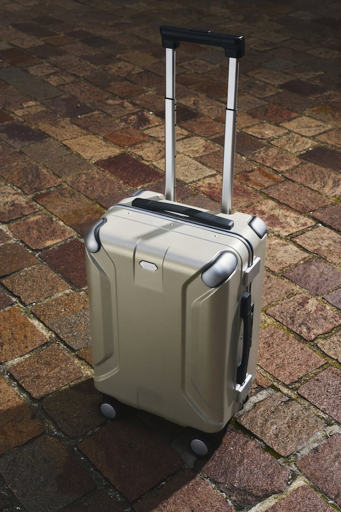 SHOEIの知見と技術が活かされたこのキャリーケース「X-CORE」