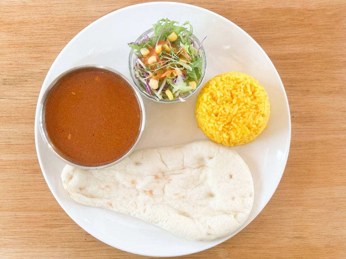 「業スー」レトルトカレーで、インドカレーショップのようなナン＆ターメリックライスのカレーのセットを作ってみました！