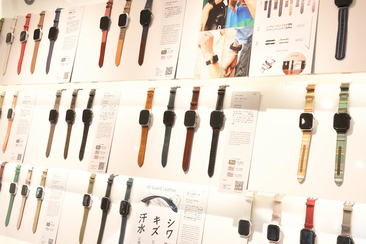 ストラップ専門コーナーも