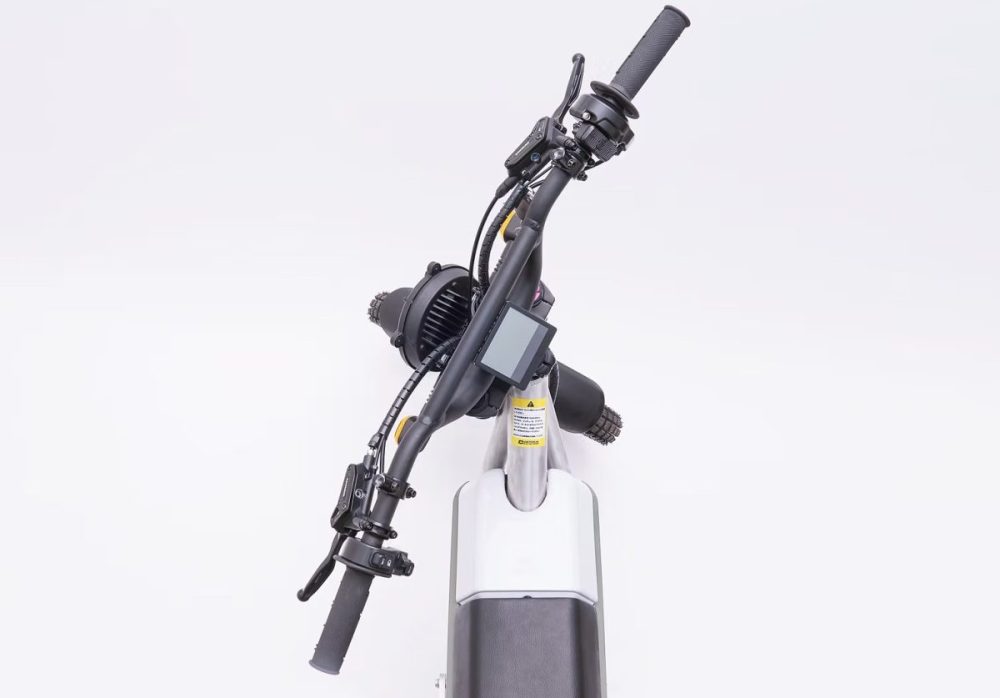 小回りが可能にする45度以上のハンドル切れ角