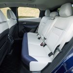 ボディは全長を12㎝も短縮しつつ前後シートに身長175㎝の小沢が普通に座れる