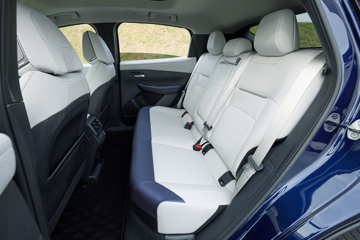 ボディは全長を12㎝も短縮しつつ前後シートに身長175㎝の小沢が普通に座れる