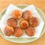 表面がこんがりと色がつくまで揚げていくと、レンチン調理とはまた違った仕上がりを見せるのです