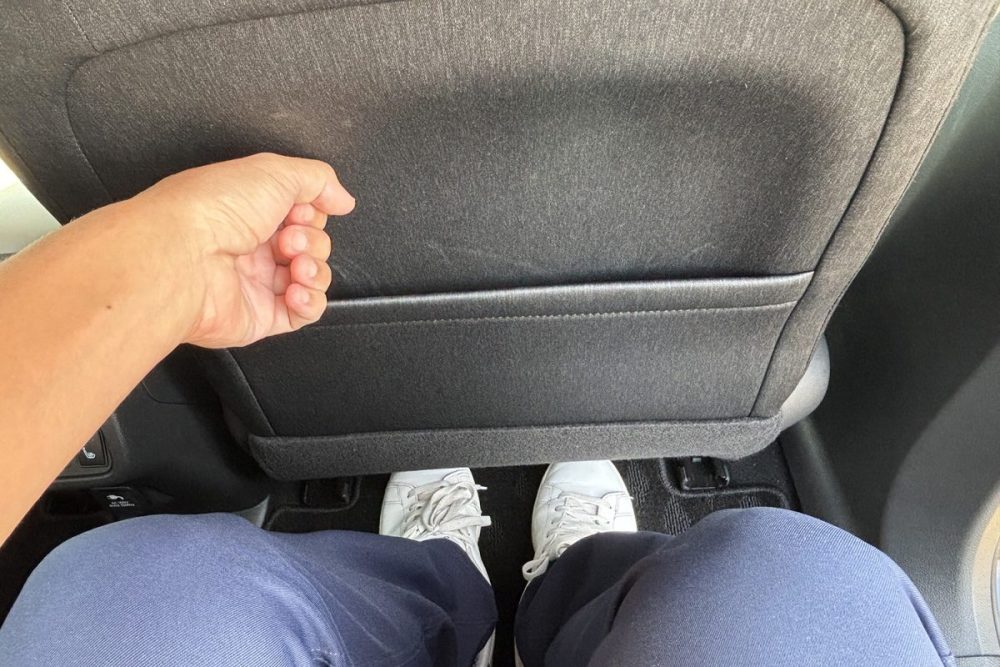 リアシートの居住性も高く身長175㎝の小沢が普通に座れる