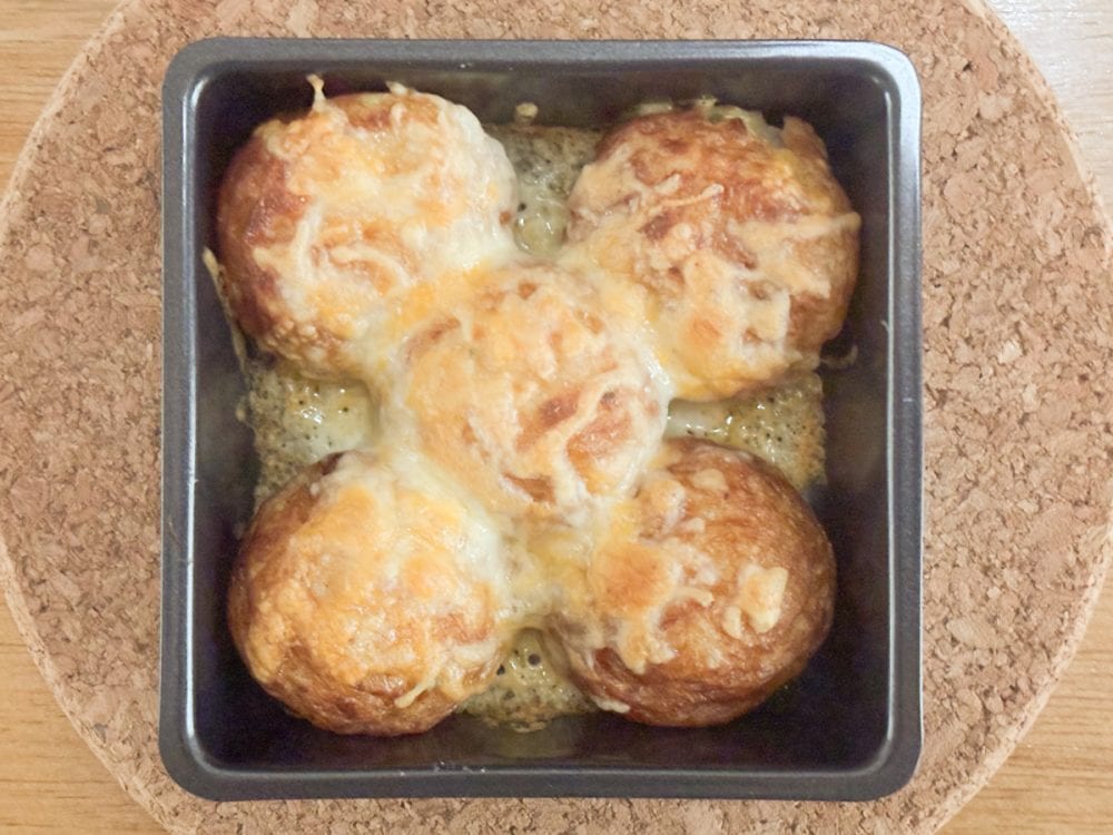 チーズのトッピングがたこ焼きとマッチして、ソースありでもなしでもおいしくいただけます