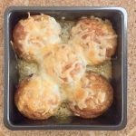 チーズのトッピングがたこ焼きとマッチして、ソースありでもなしでもおいしくいただけます