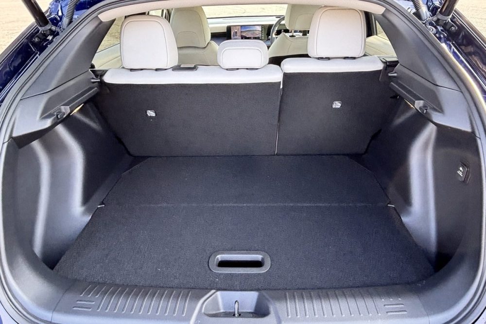 ラゲッジ容量は435Lから420Lにダウンしているが、使い勝手は同等でスペースユーティリティをキープ