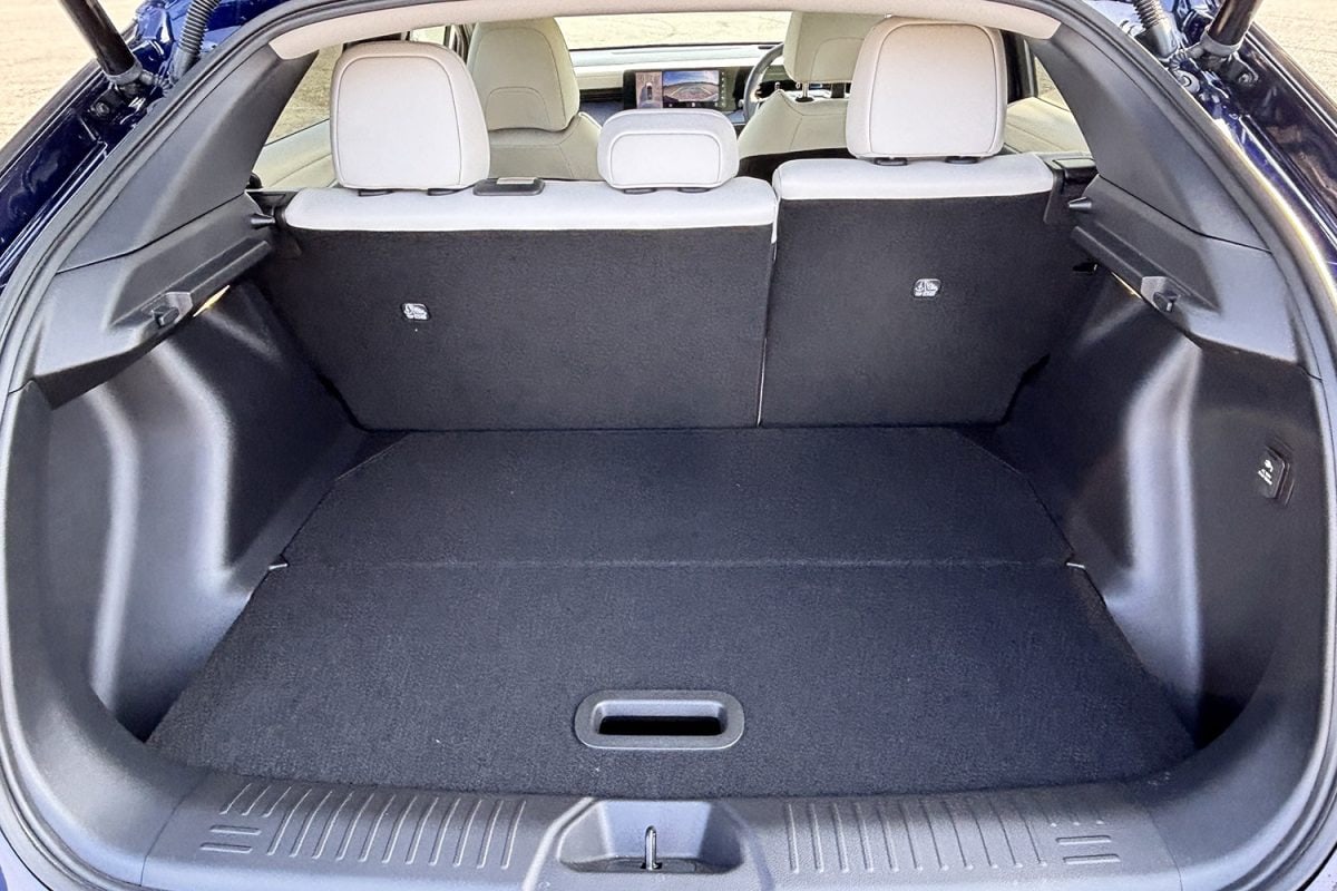 ラゲッジ容量は435Lから420Lにダウンしているが、使い勝手は同等でスペースユーティリティをキープ