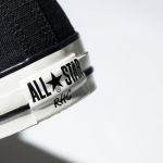 タンラベルとインソール部分に落とし込まれたダブルネームロゴも更なる魅力を演出