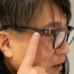 テンプルをタッチすれば、表示内容がページ送りされ、好みに合わせて6段階のスクロール速度と3段階の文字サイズに調節可能