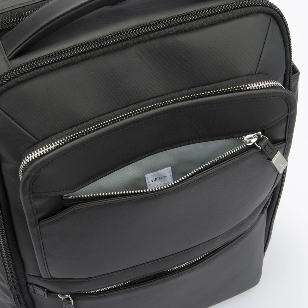 フロントポケットに変色や錆びに強いステンレスファスナーを採用