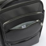 フロントポケットに変色や錆びに強いステンレスファスナーを採用