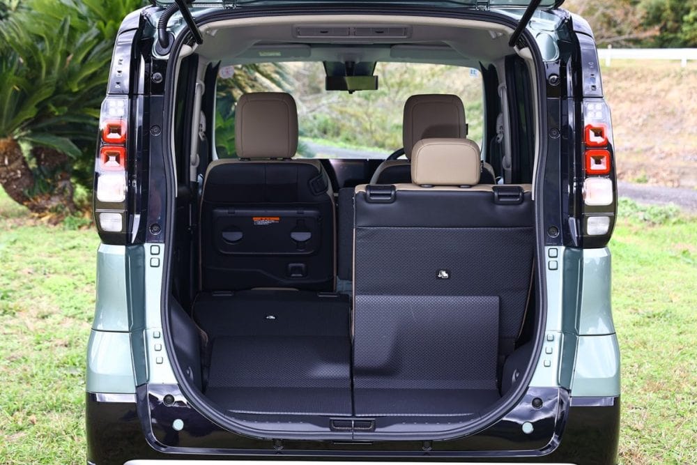 後席は5対5の分割可倒式で、荷物に合わせてアレンジできる