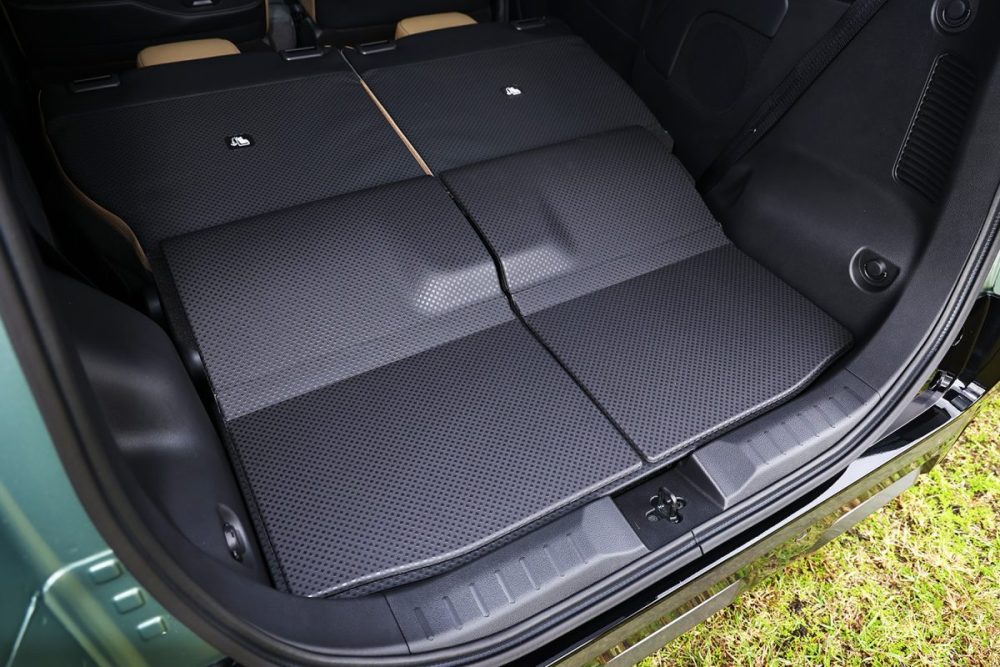 ラゲッジフロアとシートバックの間にはボードが取り付けられている