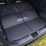 ラゲッジフロアとシートバックの間にはボードが取り付けられている