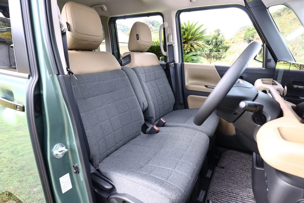 上級グレードではベージュをベースにした家具のようなシート