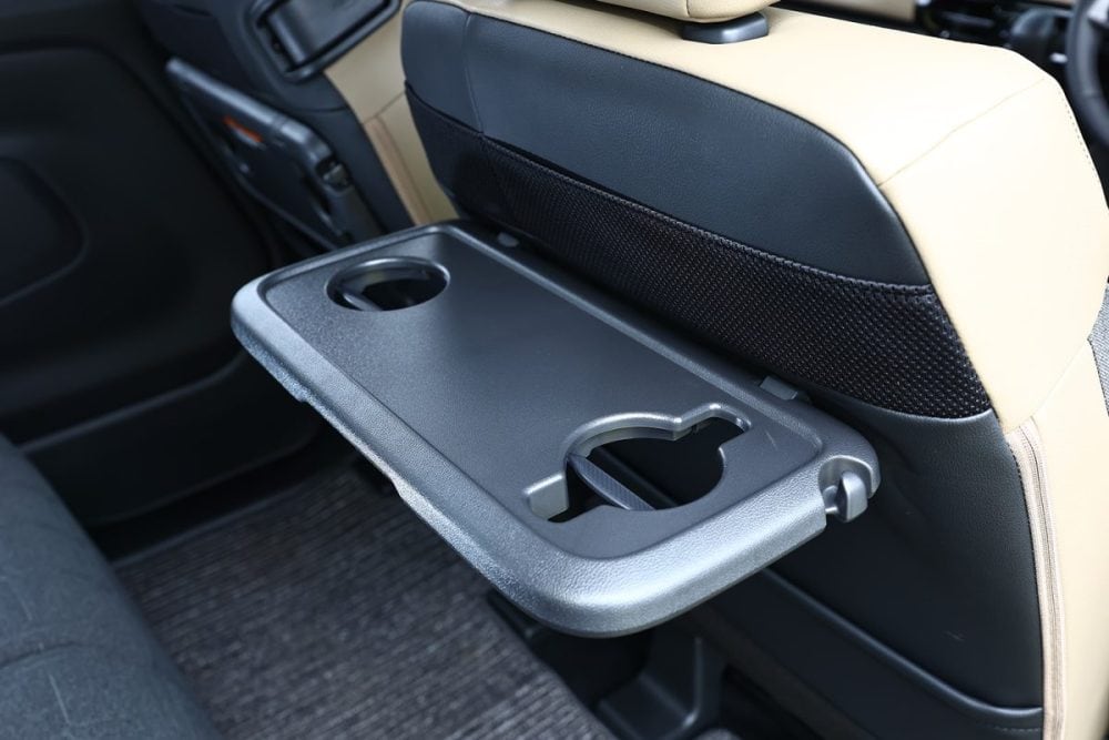 上級グレードにはシートバックテーブルが標準装備