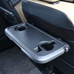 上級グレードにはシートバックテーブルが標準装備