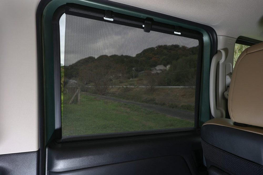 最近、軽自動車でも増えているサンシェード