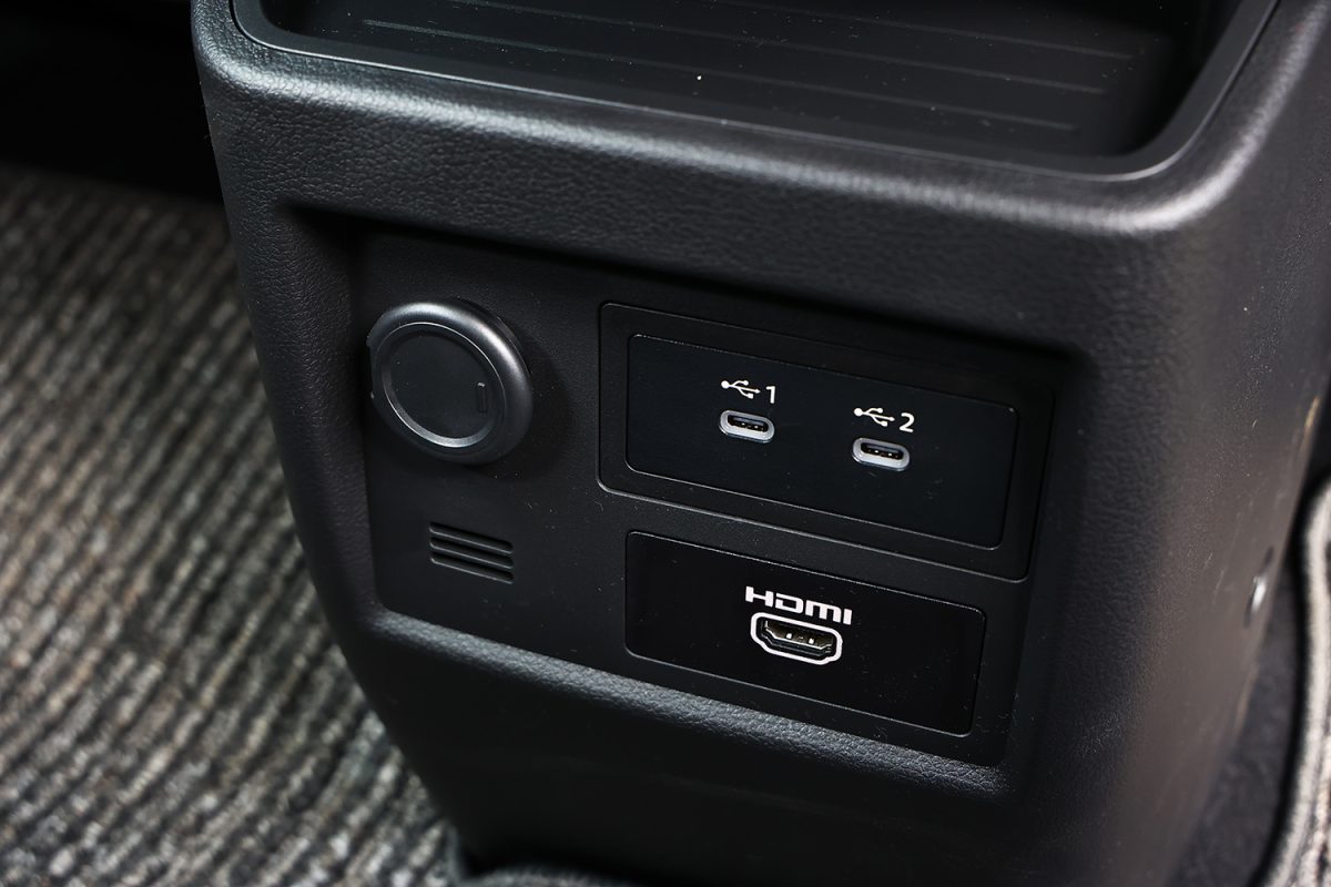 充電用のタイプCのUSBポートは前席にふたつ