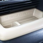 インパネトレイはスマホやタブレットが立てられたり、ティッシュの箱がそのまま置ける