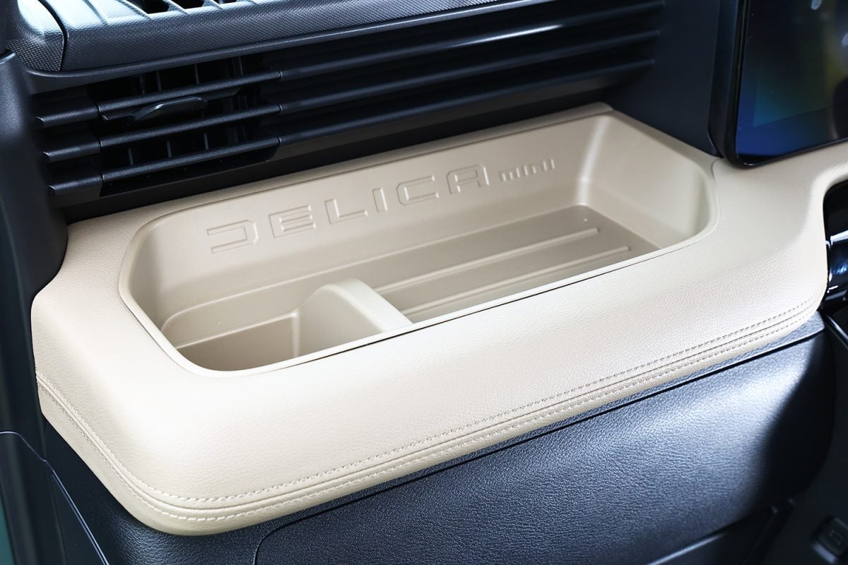 インパネトレイはスマホやタブレットが立てられたり、ティッシュの箱がそのまま置ける