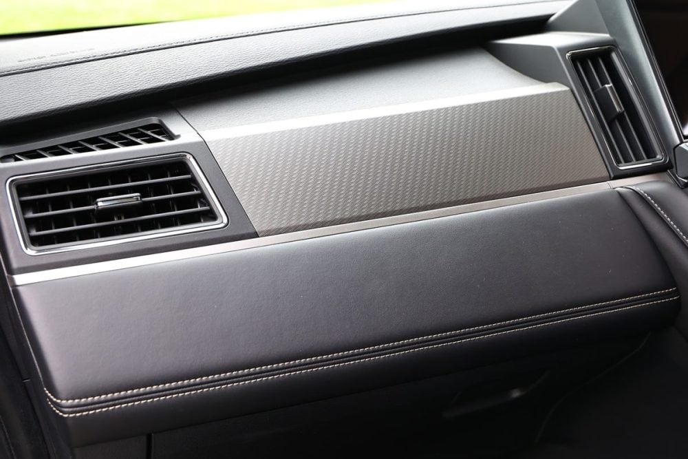 ダッシュボード周りはレザー風やカーボン調の処理をメインに、メタル調パネルも採り入れている