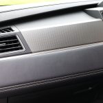 ダッシュボード周りはレザー風やカーボン調の処理をメインに、メタル調パネルも採り入れている