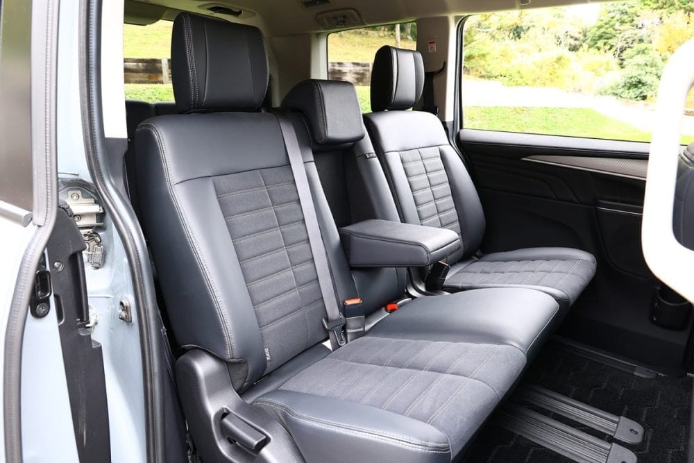 キャプテンシートの7人乗り、ベンチシートの8人乗りが設定されている