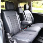 キャプテンシートの7人乗り、ベンチシートの8人乗りが設定されている