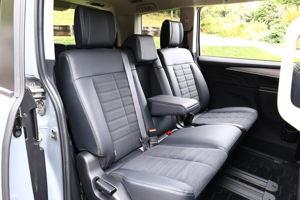 キャプテンシートの7人乗り、ベンチシートの8人乗りが設定されている